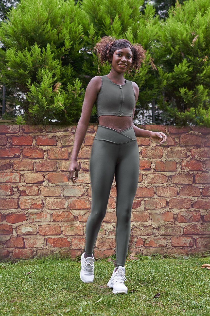 ΓΥΝΑΙΚΕΙΟ ΧΑΚΙ ΚΟΛΑΝ ΣΥΣΦΙΞΗΣ ΨΗΛΟΜΕΣΟ ΜΕ V ΛΑΣΤΙΧΟ L061