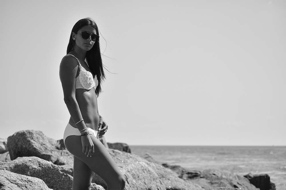 Γυναικεία μαγιό με ψηλόμεσο κόψιμο και ρετρό αισθητική